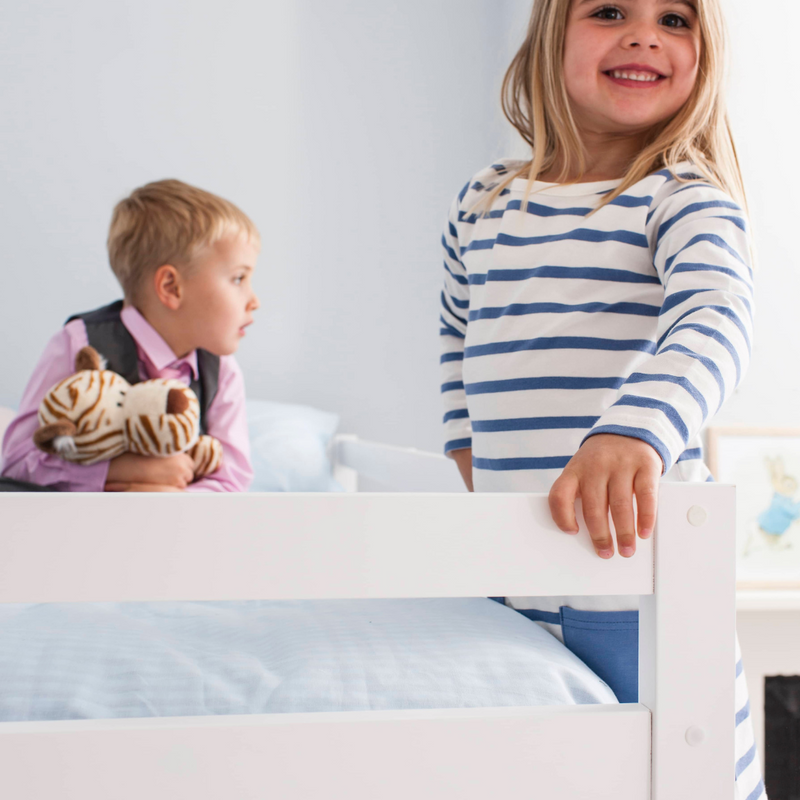 Jakke Bunk Bed with Straight Ladder in Classic White