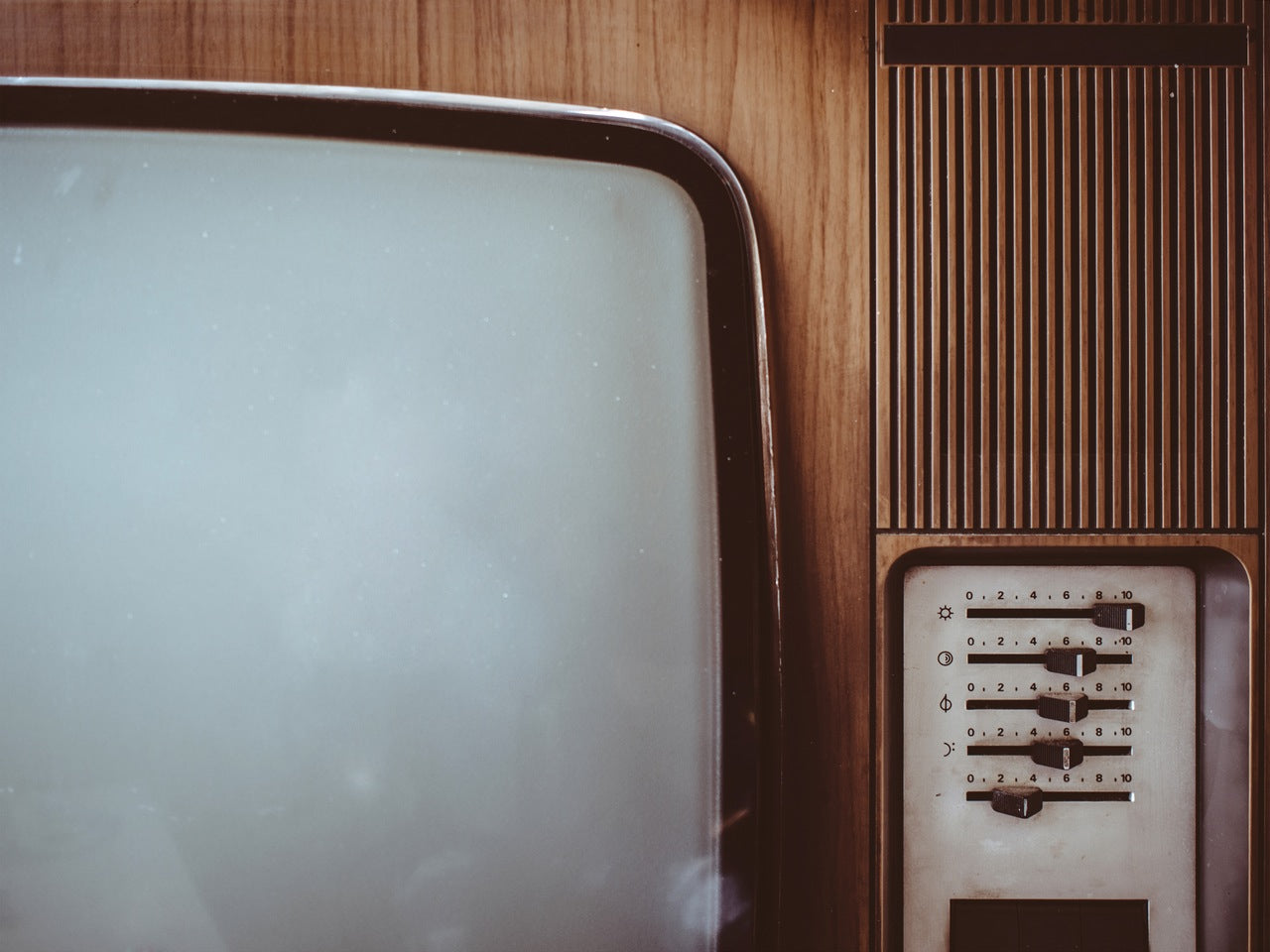 Should Children Be Allowed to Watch TV in the Bedroom?