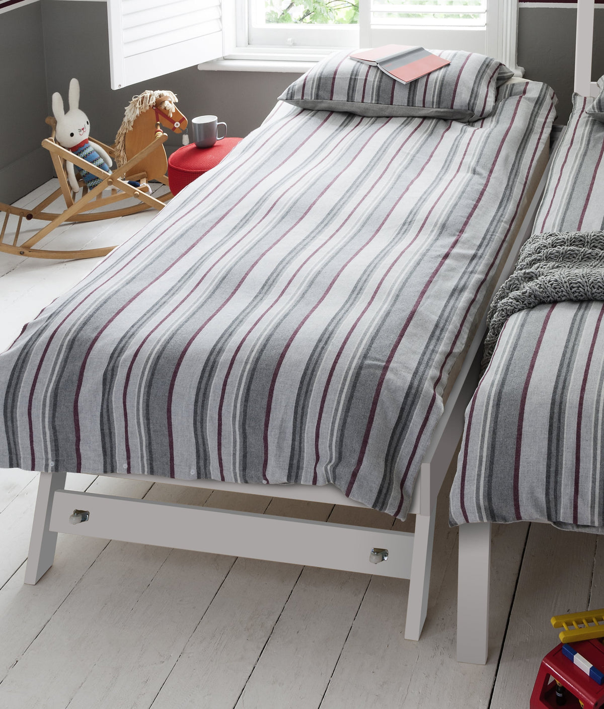 Matheus Pull Out Trundle Bed in White | Noa & Nani